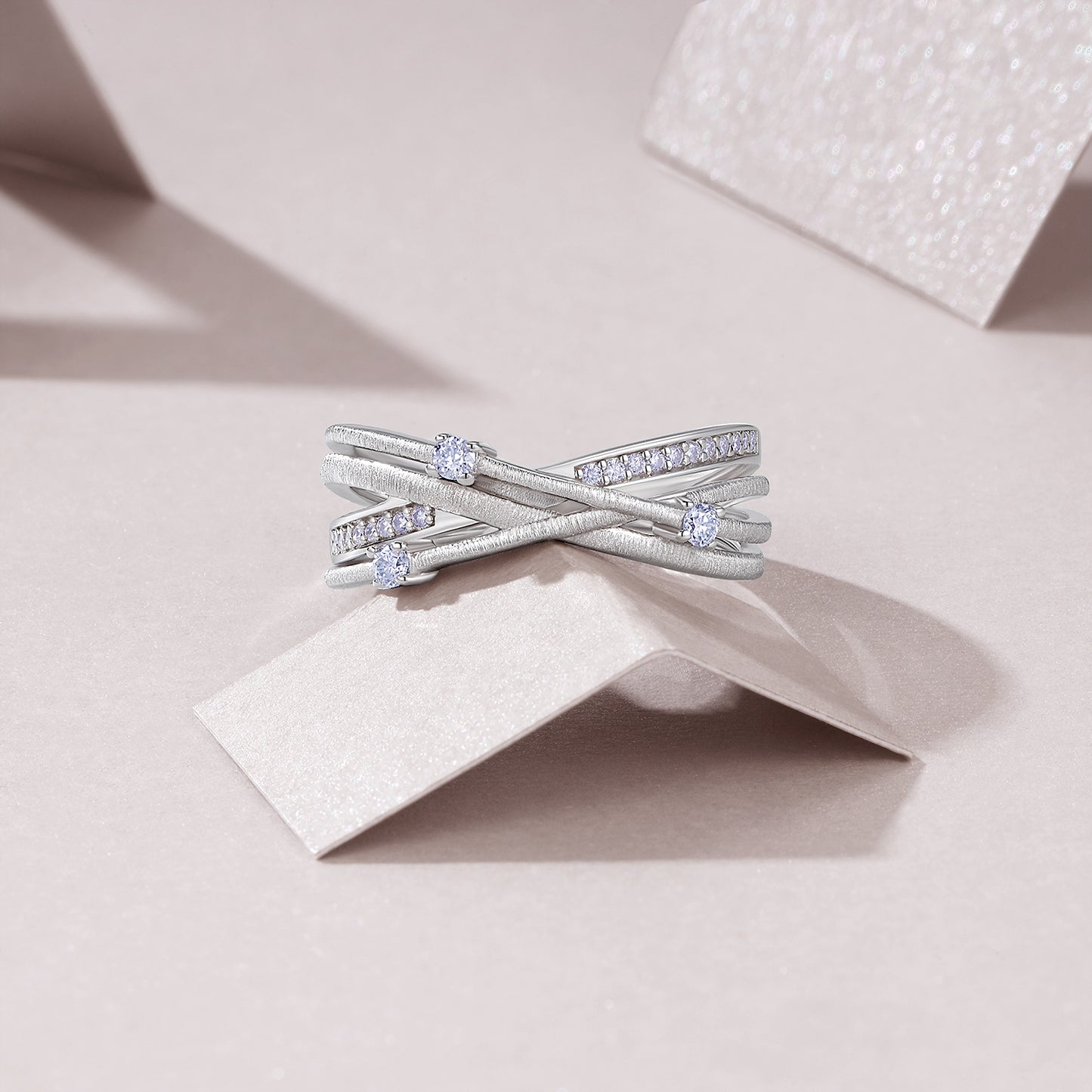 A Luxurious And Fashionable Minimalist Jewelry Ring Featuring Top-quality Moissanite, Made Of S925 Silver Electroplated With Platinum.