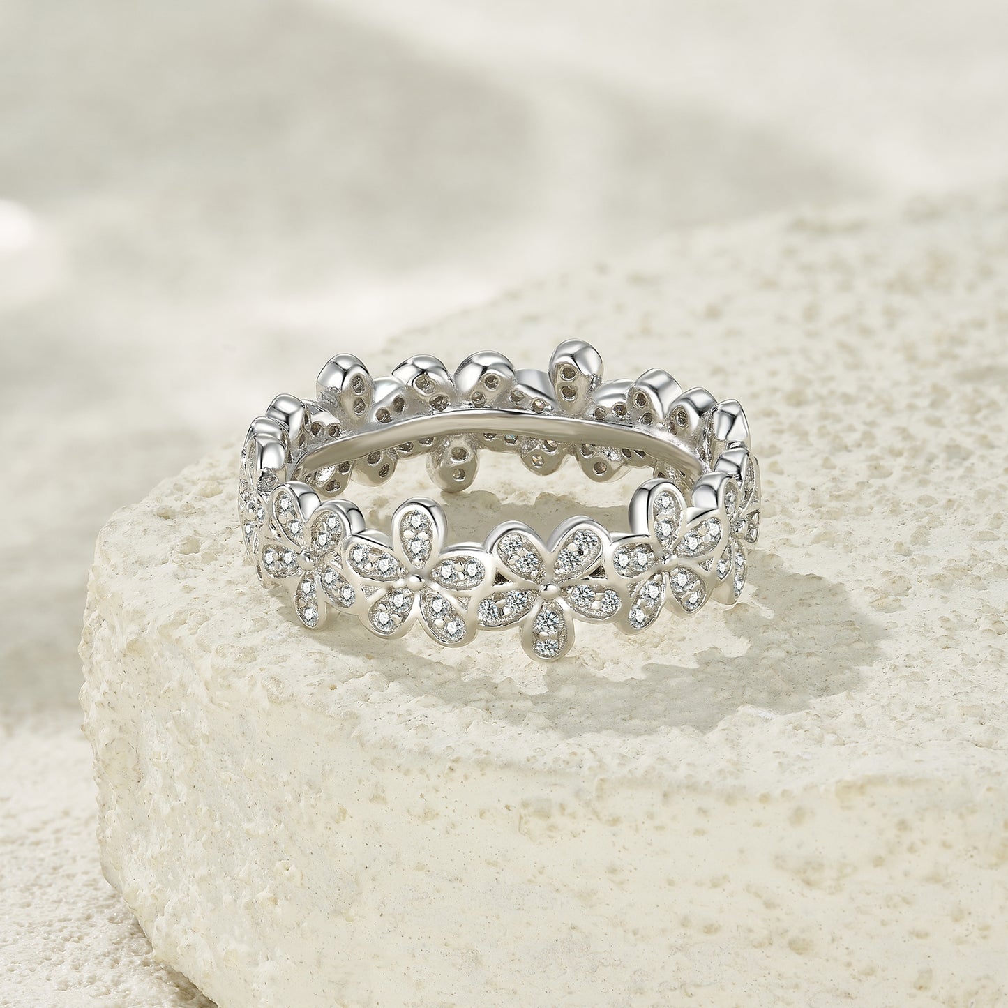 A Luxurious And Fashionable Minimalist Jewelry Ring Featuring Top-quality Moissanite, Made Of S925 Silver Electroplated With Platinum.