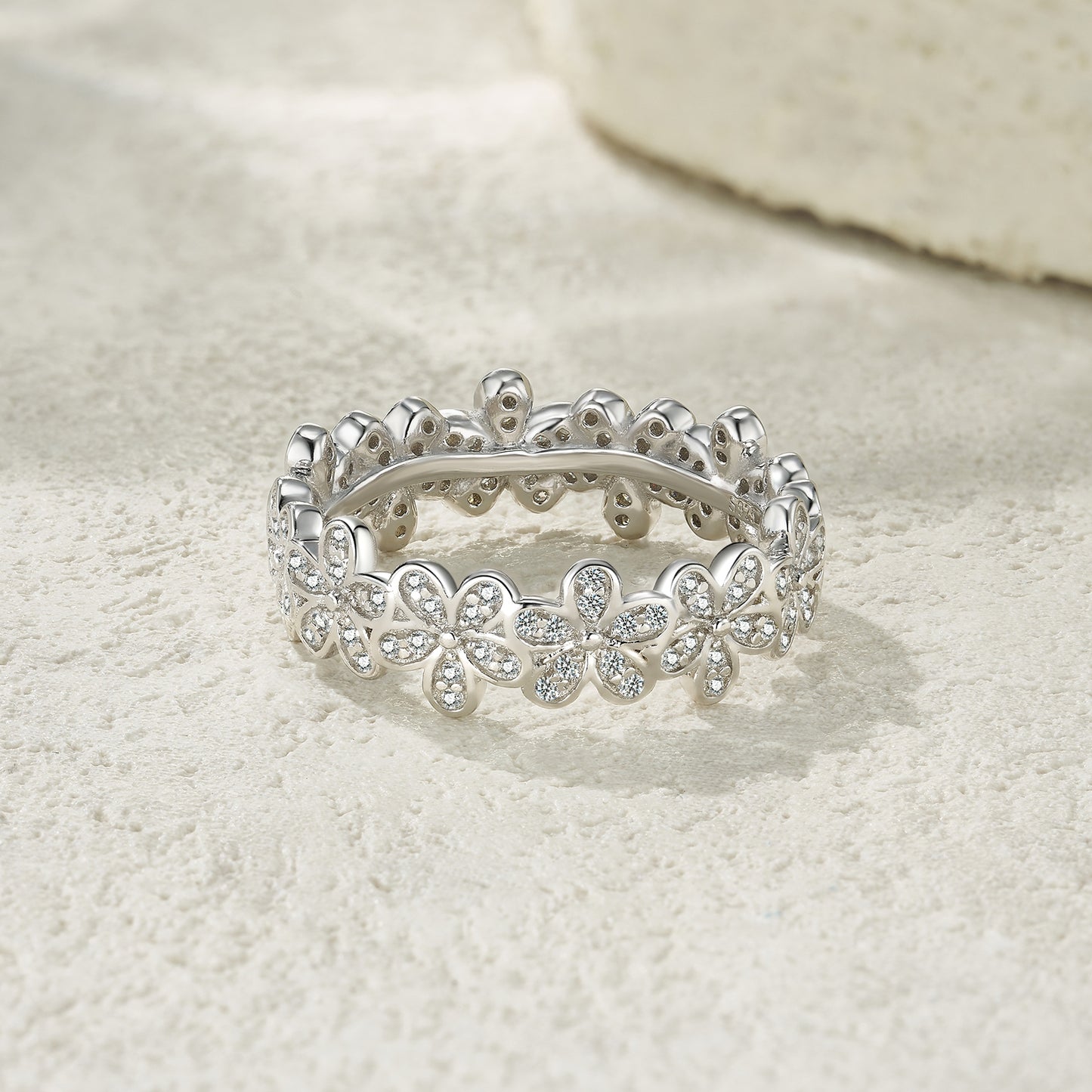 A Luxurious And Fashionable Minimalist Jewelry Ring Featuring Top-quality Moissanite, Made Of S925 Silver Electroplated With Platinum.