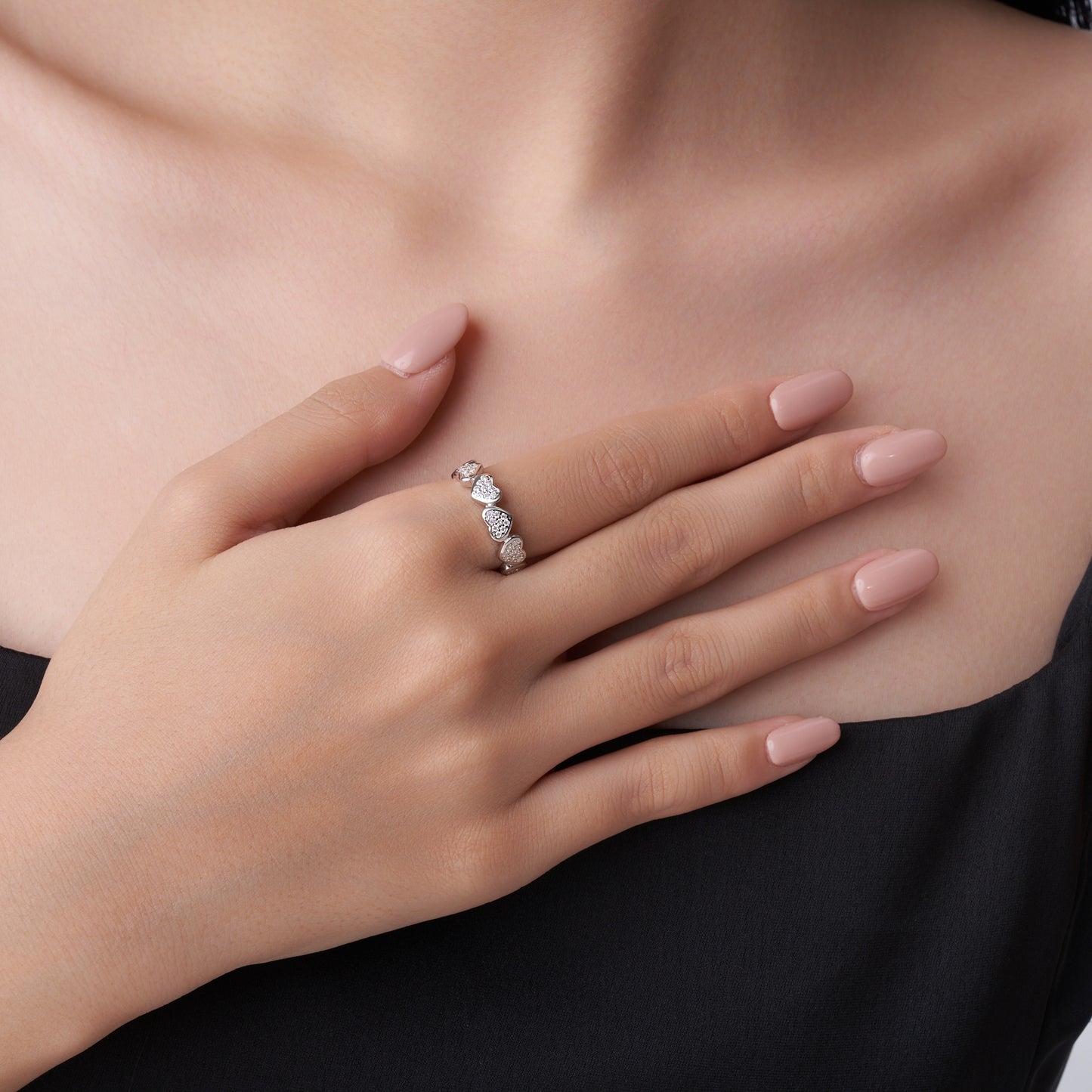 The Love String - A Luxurious And Fashionable Light Luxury Trend Jewelry Silver Ring Set With Top-quality Moissanite. It Is Made Of S925 Silver Electroplated With Platinum.