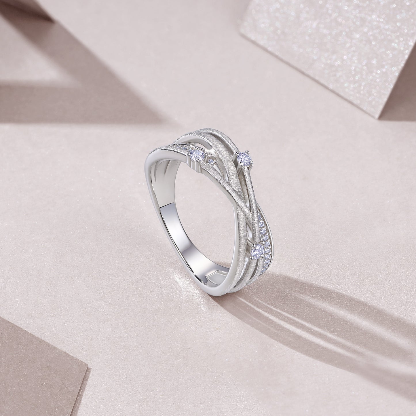 A Luxurious And Fashionable Minimalist Jewelry Ring Featuring Top-quality Moissanite, Made Of S925 Silver Electroplated With Platinum.